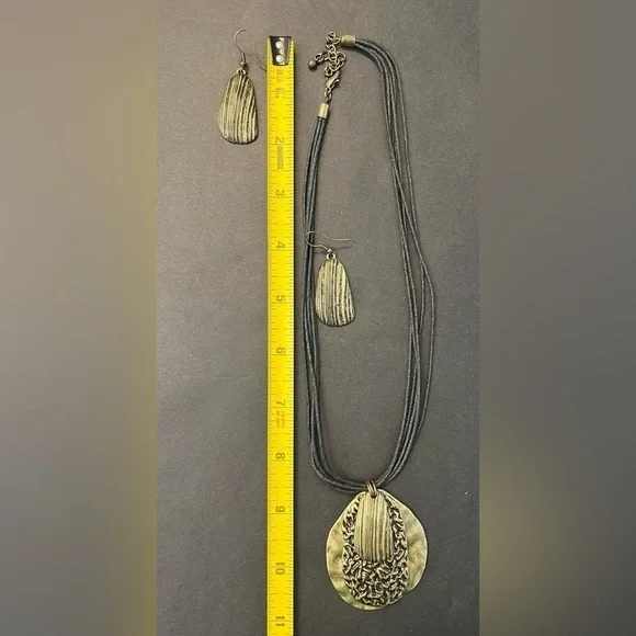 Necklace & Earring Set- Black & Gold - Picture 4 of 5